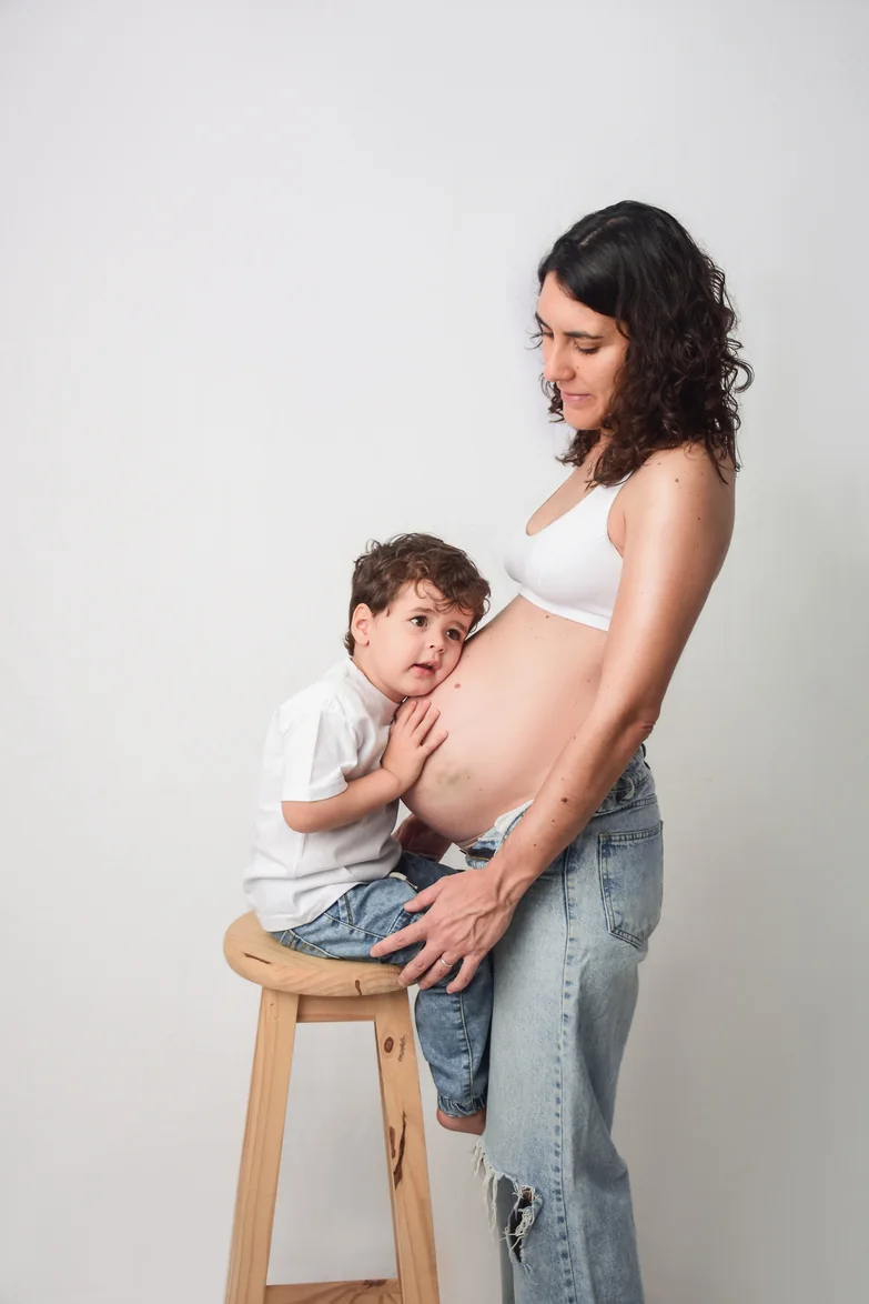 Futura mamá acompañada por su hijo mayor en el estudio