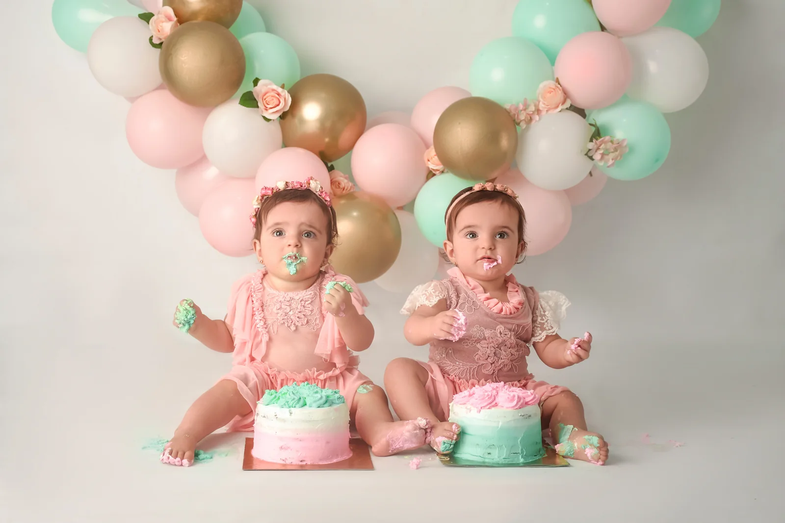 Dos bebés compartiendo sus tortas de primer añito