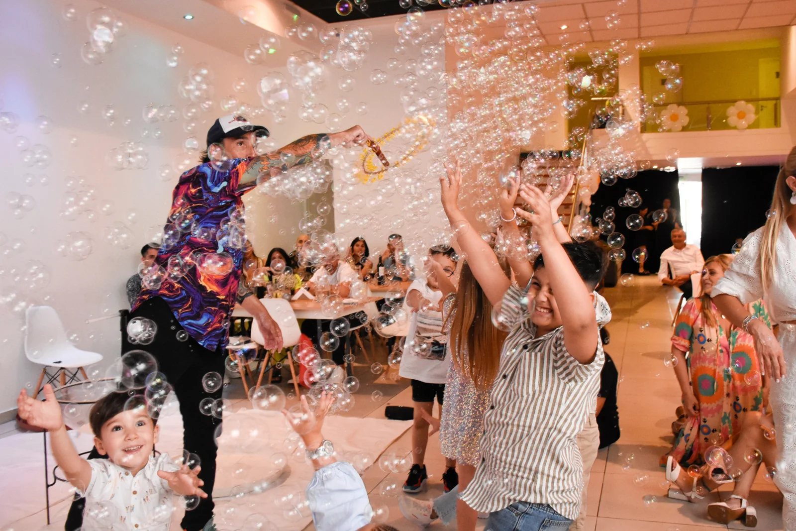 Invitados jugando con burbujas durante un cumpleaños infantil