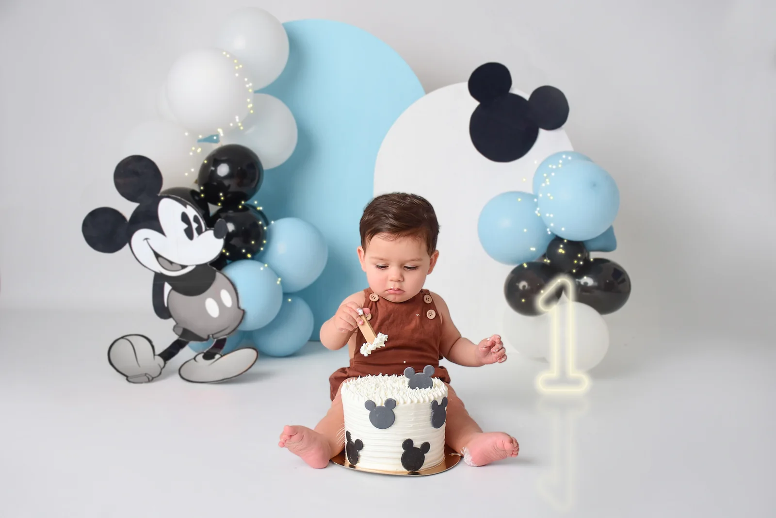 Sesión temática con globos y decoración en blanco, negro y celeste