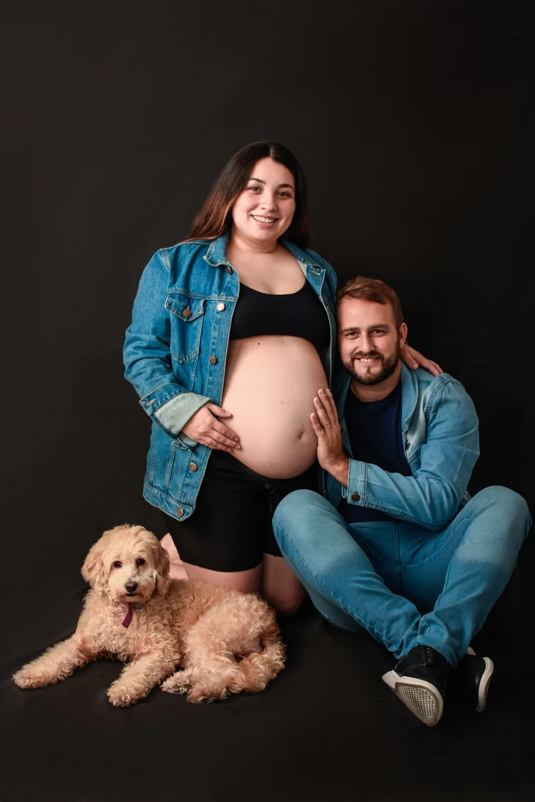 Pareja de espera junto a su perro en estudio